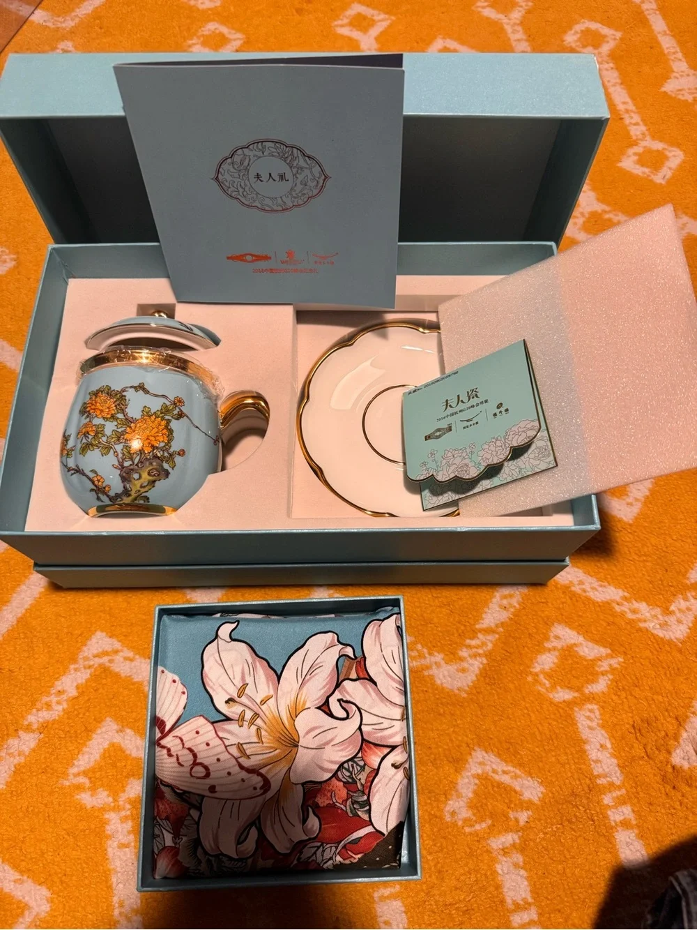 NIB Wensli Luxury 100% Mulberry Silk Scarf & Porcelain Cup State Gift Box Set